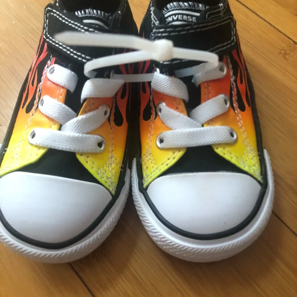 CHUCK TAYLOR ALL STAR ARCHIVE FLAMES todler size 6 unisex - Picture 2 of 6